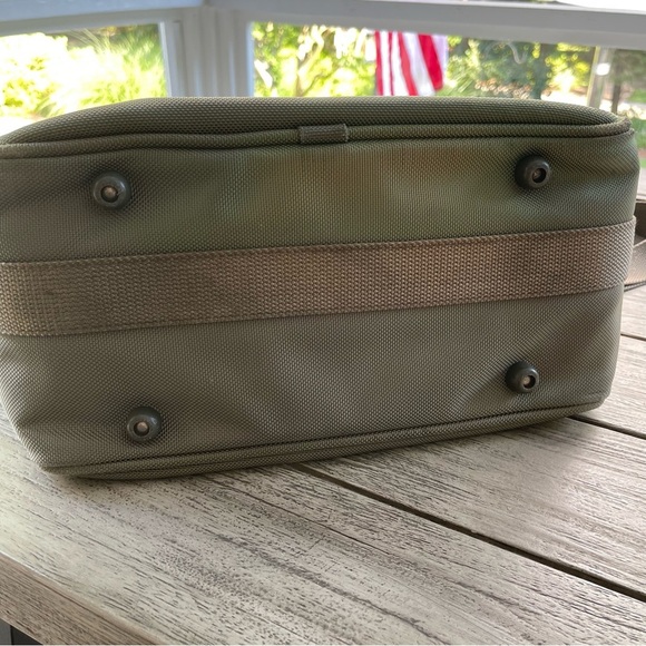 Briggs & Riley Baseline 1126 Essential Carry On Olive Green Duffle Bag - Picture 5 of 16